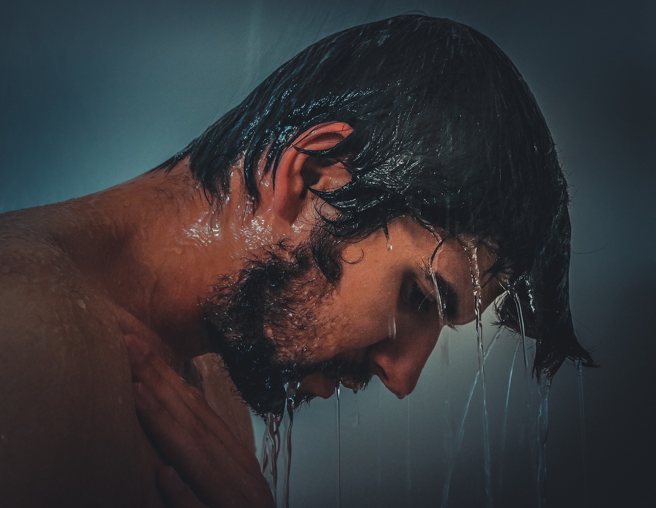 كيف تغسل شعرك بطريقة صحيحة؟ (بيكسابي)