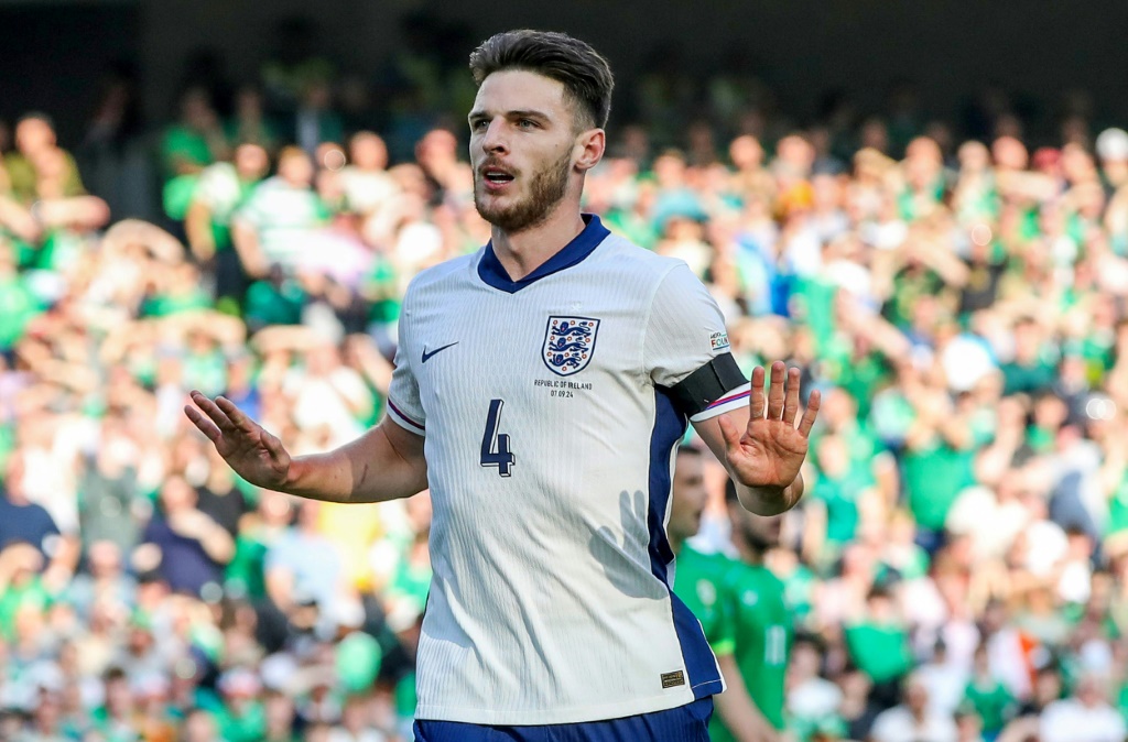 لاعب وسط إنكلترا ديكلان رايس يرفض الاحتفال بعد تسجيله هدف الافتتاح في مرمى إيرلندا في المجموعة الثانية من المستوى الثاني لمسابقة دوري الأمم الأوروبية في دبلن في 7 أيلول/سبتمبر 2024 (ا ف ب)