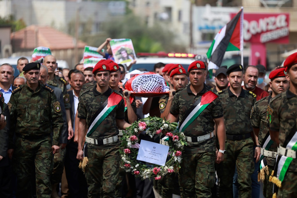قوات الأمن الفلسطينية تحمل جثمان الناشطة الأمريكية التركية آيسنور إزجي إيجي التي قُتلت برصاص القوات الاسرئيلية في نابلس بالضفة الغربية المحتلة (أ ف ب)   