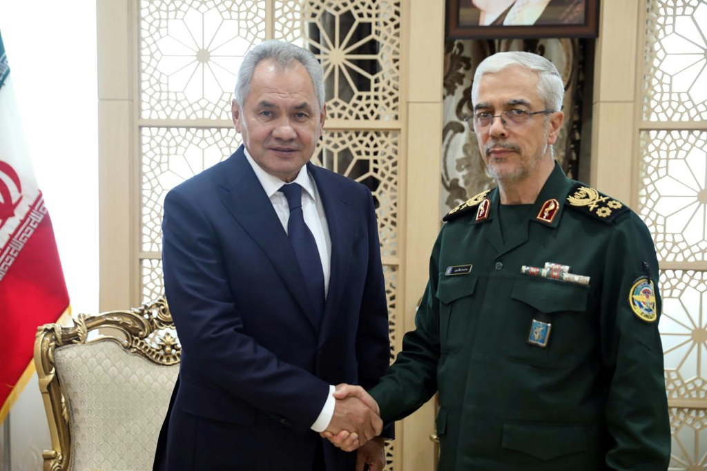 الأمين العام لمجلس الأمن الروسي سيرغي شويغو مصافحا رئيس هيئة الأركان المشتركة الإيرانية محمد باقري في طهران في الرابع من آب/أغسطس 2024 (أ ف ب)   