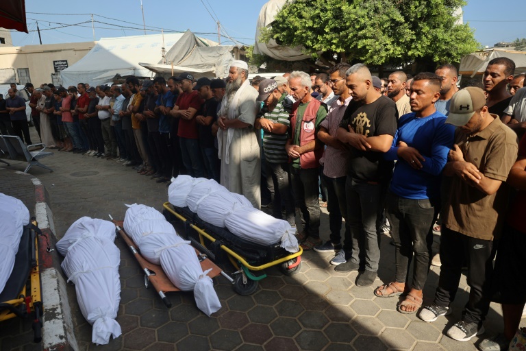 فلسطينيون يؤدون صلاة الجنازة أمام جثامين فلسطينيين قتلوا في قصف إسرائيلي في مستشفى في دير البلح وسط القطاع في 7 من ايلول/سبتمبر 2024 (أ ف ب)