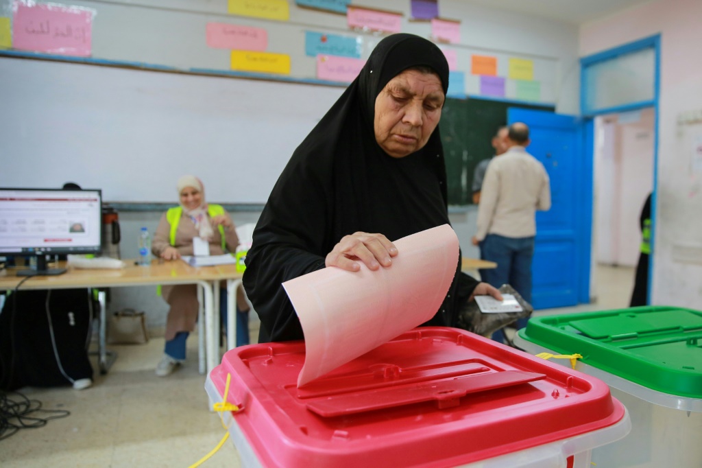 سيدة أردنية تدلي بصوتها في أحد مراكز الاقتراع بمخيم البقعة للاجئين الفلسطينيين بالقرب من العاصمة عمان (أ ف ب)   