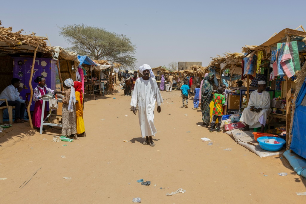 تتصاعد دعوات أممية ودولية لإنهاء الحرب بما يجنب السودان كارثة إنسانية بدأت تدفع الملايين إلى المجاعة والموت جراء نقص الغذاء بسبب القتال (أ ف ب) 