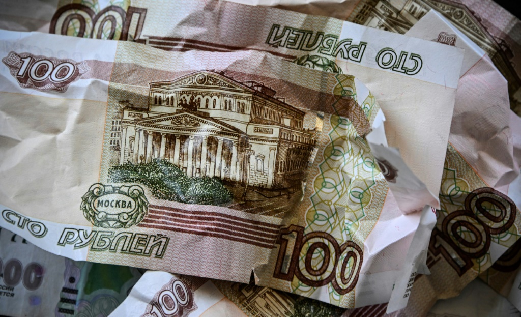 أوراق مالية من فئة المئة روبل روسي في صورة التقطت في 11 أيلول/سبتمبر 2024(أ ف ب)   