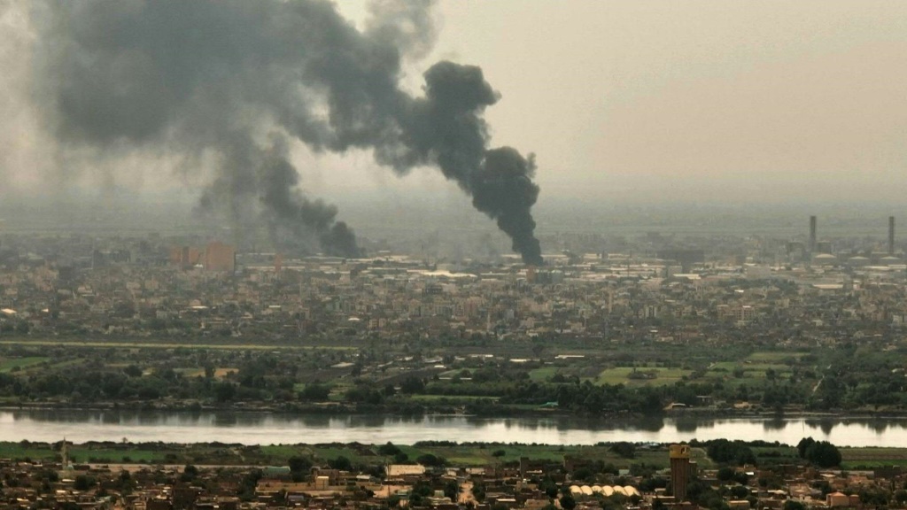 أدانت الشبكة "القصف العشوائي الذي يقوم به الدعم السريع على المدنيين في شمالي مدينة أم درمان، مما يسبب تأثيرات إنسانية مدمرة" (أ ف ب)