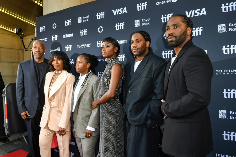 فريق عمل فيلم طاقم فيلم "ذي بيانو ليسن" خلال مهرجان تورونتو السينمائي في 10 أيلول/سبتمبر 2024 (ا ف ب)