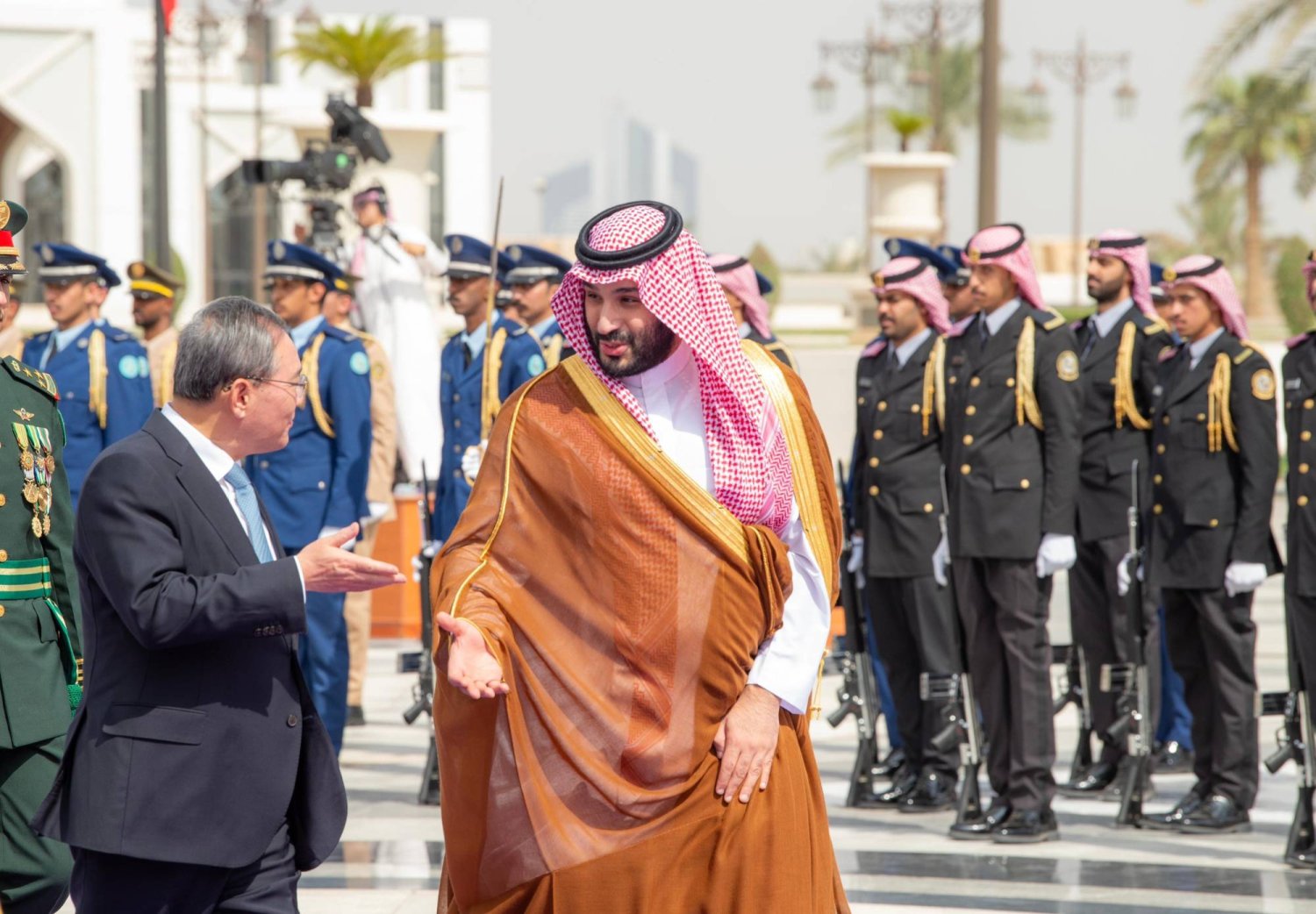 ولي العهد السعودي مستقبلا رئيس مجلس الدولة الصيني في الرياض (واس)