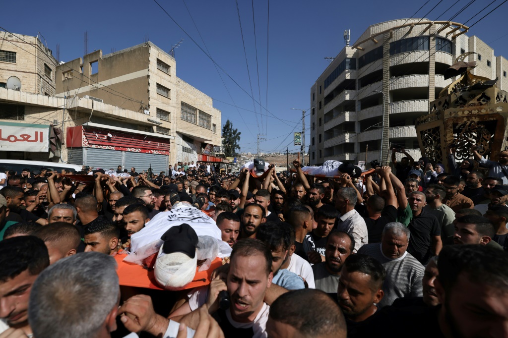    تجمع حشد كبير للمشاركة في تشييع جثامين الشهداء الذين سقطوا في غارة جوية إسرائيلية على مدينة طوباس، بعد انسحاب القوات الإسرائيلية من المنطقة في الضفة الغربية المحتلة. (أ ف ب)   