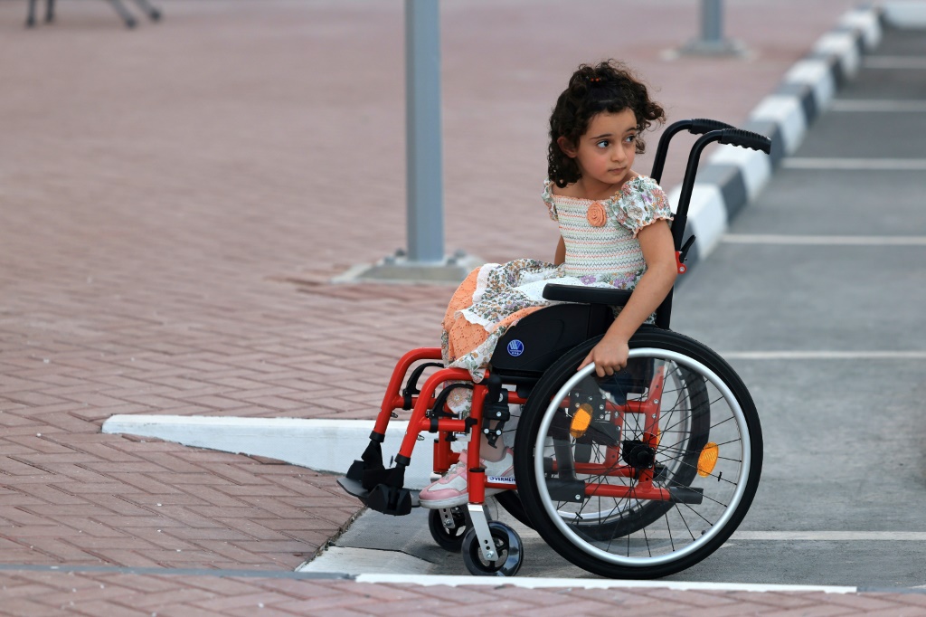    طفلة الست سنوات الفلسطينية مريم أحمد التي بترت ساقها جراء قصف إسرائيلي في قطاع غزة، تتلقى العلاج في مجمع الثمامة في الدوحة الذي يستقبل أطقالا من القطاع مع عائلاتهم، في 3 تموز/يوليو 2024 (أ ف ب)   