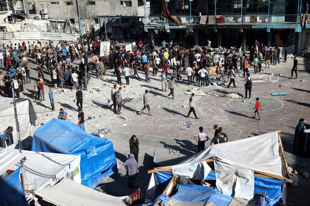 نازحون فلسطينيون يتفقدون الأضرار اللاحقة بمدرسة الجاعوني في مخيم النصيرات في وسط قطاع غزة في 12 أيلول/سبتمبر 2024 (أ ف ب)   