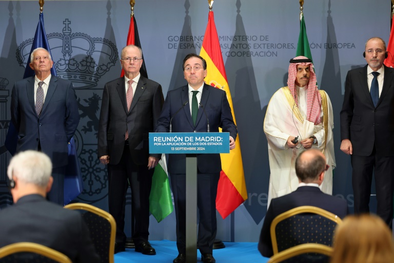 وزير الخارجية الإسباني خوسية مانويل ألباريس يستضيف وزراء خارجية عرب واوروبيين في مدريد (أ ف ب)
