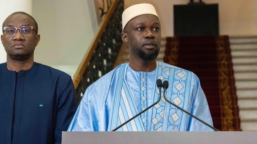 منشور وزعته الرئاسة السنغالية في 5 أبريل 2024 يُظهر رئيس الوزراء السنغالي عثمان سونكو وهو يخاطب الصحافة قبل الإعلان عن قائمة الوزراء في القصر الرئاسي في داكار. (أ ف ب)