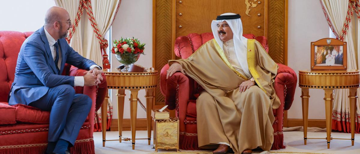 العاهل البحريني الملك حمد بن عيسى آل خليفة، مع رئيس مجلس الاتحاد الأوروبي شارل ميشيل (بنا)