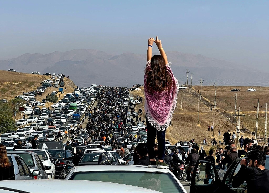 صورة تمّ تداولها عبر منصات الاجتماعي في ذكرى مرور أربعين يوما على وفاة الشابة الإيرانية مهسا أميني في 26 تشرين الأول/أكتوبر 2022 (أ ف ب)   