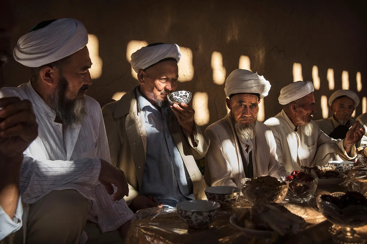 رجال من الأويغور يجتمعون لتناول وجبة خلال عيد الأضحى في مقاطعة شينجيانغ، الصين، في 13 أيلول/سبتمبر 2016 