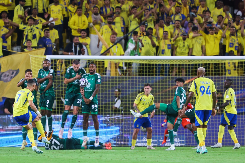 تعادل النصر مع الأهلي 1-1 بمشاركة البرتغالي كريستيانو رونالدو (ا ف ب)
