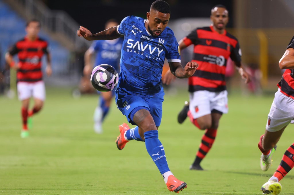  البرازيلي مالكوم خلال فوز فريقه الهلال على الرياض في الدوري السعودي لكرة القدم (ا ف ب)