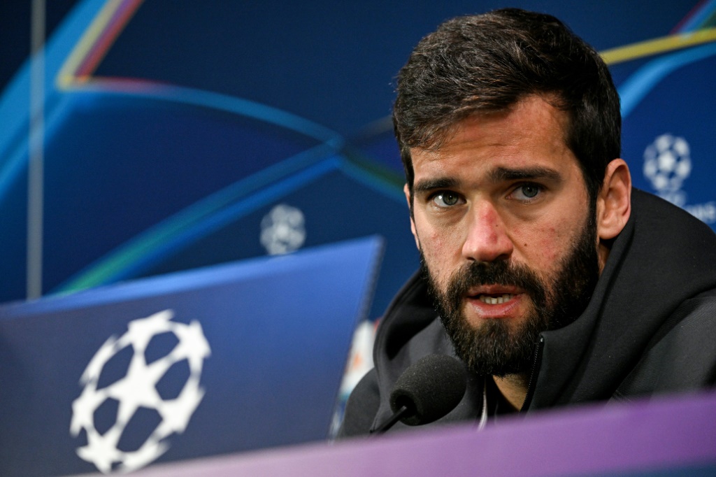 البرازيلي أليسون حارس ليفربول الإنكليزي في مؤتمر صحافي عشية مواجهة ميلان الإيطالي ضمن دوري أبطال أوروبا لكرة القدم. ميلان في 16 أيلول/سبتمبر 2024 (ا ف ب)