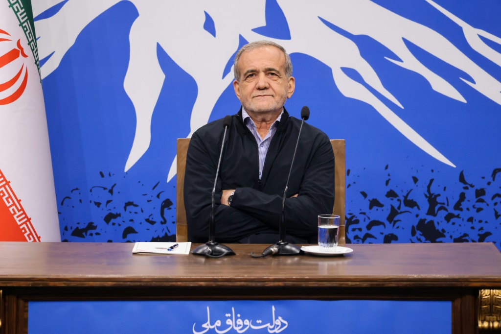 الرئيس الإيراني مسعود بزشكيان خلال مؤتمر صحافي في 16 أيلول/سبتمبر 2024 (أ ف ب)   