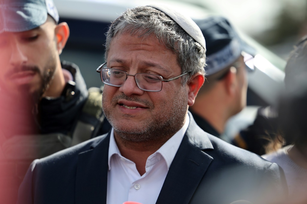 منذ تولي بن غفير قيادة هذه القوة، اتهمت بالتساهل في التعامل مع عنف المستوطنين في الضفة الغربية المحتلة، واتباعها تكتيكات عدوانية ضد المتظاهرين المناهضين للحكومة (أ ف ب)