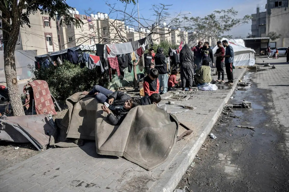 توجد تجمعات لعدد كبير من خيام النازحين في المناطق القريبة من شاطئ البحر، والتي لا تتوفر فيها بنى تحتية  (الأناضول)