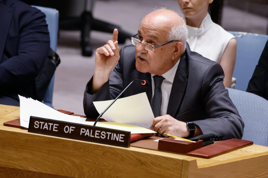 السفير الفلسطيني لدى الأمم المتحدة رياض منصور خلال اجتماع لمجلس الأمن الدولي بشأن غزة والوضع في الشرق الأوسط في مقر الأمم المتحدة في مدينة نيويورك في 13 آب/أغسطس 2024 (أ ف ب)   