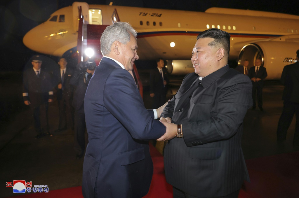  صورة ملتقطة في 13 أيلول/سبتمبر 2024 ووفرتها وكالة الأنباء الكورية الشمالية الرسمية في 14 أيلول/سبتمبر 2024 تظهر الزعيم الكوري الشمالي كيم جونغ أون (يمين) مودعا الأمين العام لمجلس الأمن الروسي سيرغي شويغو في مكان لم يحدد في كوريا الشمالية (ا ف ب)