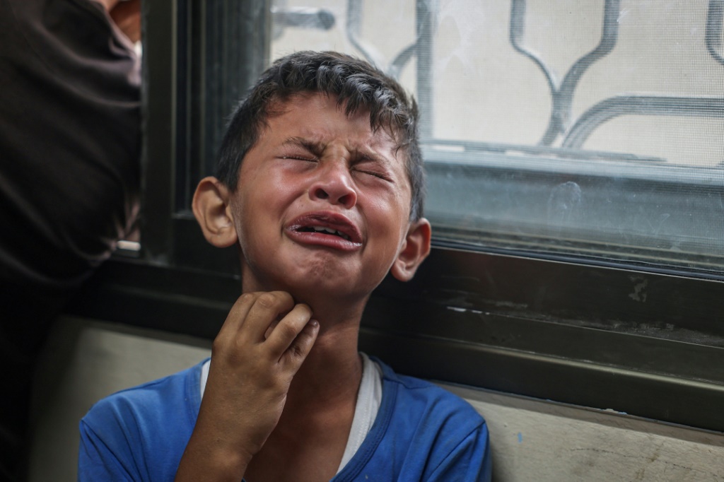 فتى فلسطيني يبكي أقارب له قتلوا في مخيم البريج للاجئين الفلسطيني، في مستشفى العودة في مخيم النصيرات للاجئين في وسط قطاع غزة في 17 أيلول/سبتمبر 2024 (أ ف ب)   