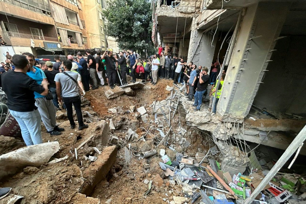 أشخاص يتفقدون الأضرار بعد غارة إسرائيلية في الضاحية الجنوبية لبيروت في 20 أيلول/سبتمبر 2024 (أ ف ب)   