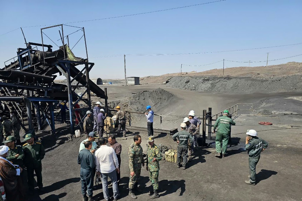 صورة وزعها الهلال الأحمر الإيراني لمنجم الفحم في طبس في 22 أيلول/سبتمبر 2024 (أ ف ب)   