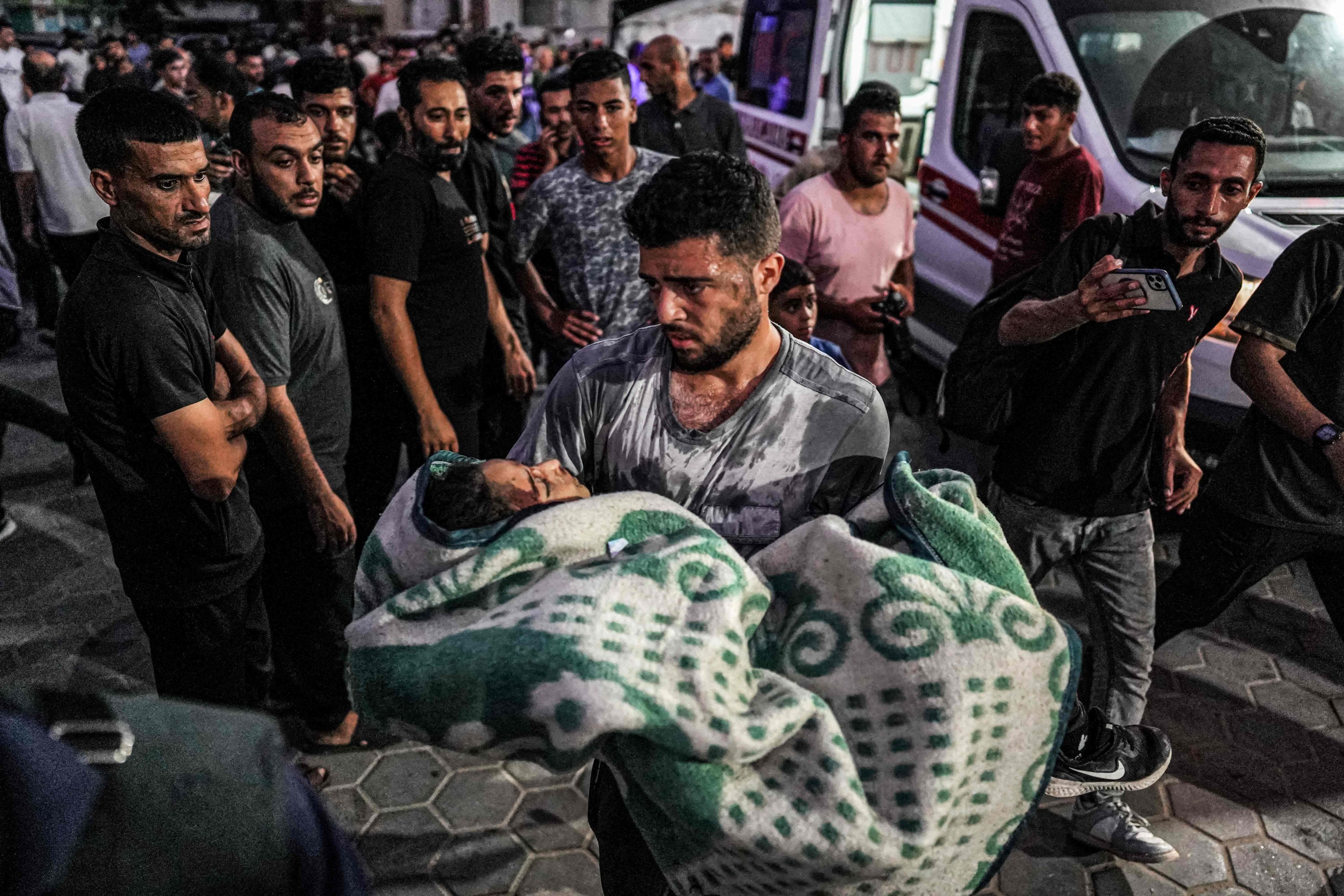 نقل مصابين إلى المستشفى لتلقي العلاج في أعقاب غارة إسرائيلية بالقرب من خان يونس (أ ف ب)
