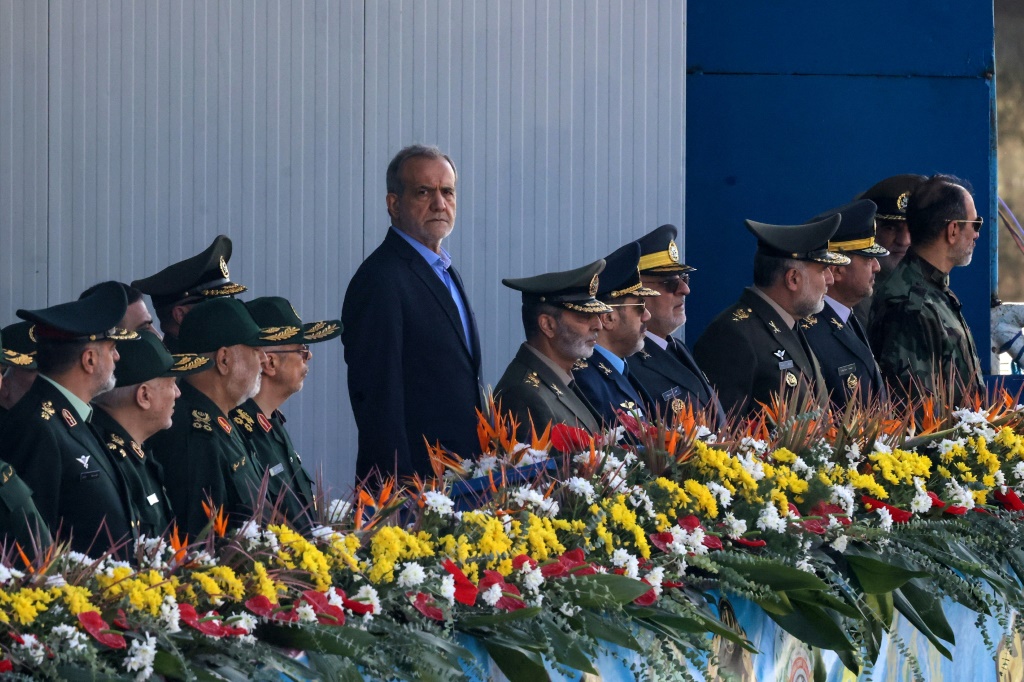 كان بيزيشكيان (وسط الصورة)، الذي تولى منصبه في يوليو/تموز كإصلاحي داخل الدولة التي يديرها رجال الدين، يقوم بأول ظهور له في الأمم المتحدة (أ ف ب)   