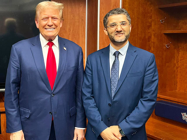 عمدة مدينة هامترامك اليمني الأمريكي أمير غالب مع المرشح الجمهوري والرئيس الأمريكي السابق دونالد ترامب ( من صفحة العمدة أمير غالب على فيسبوك)