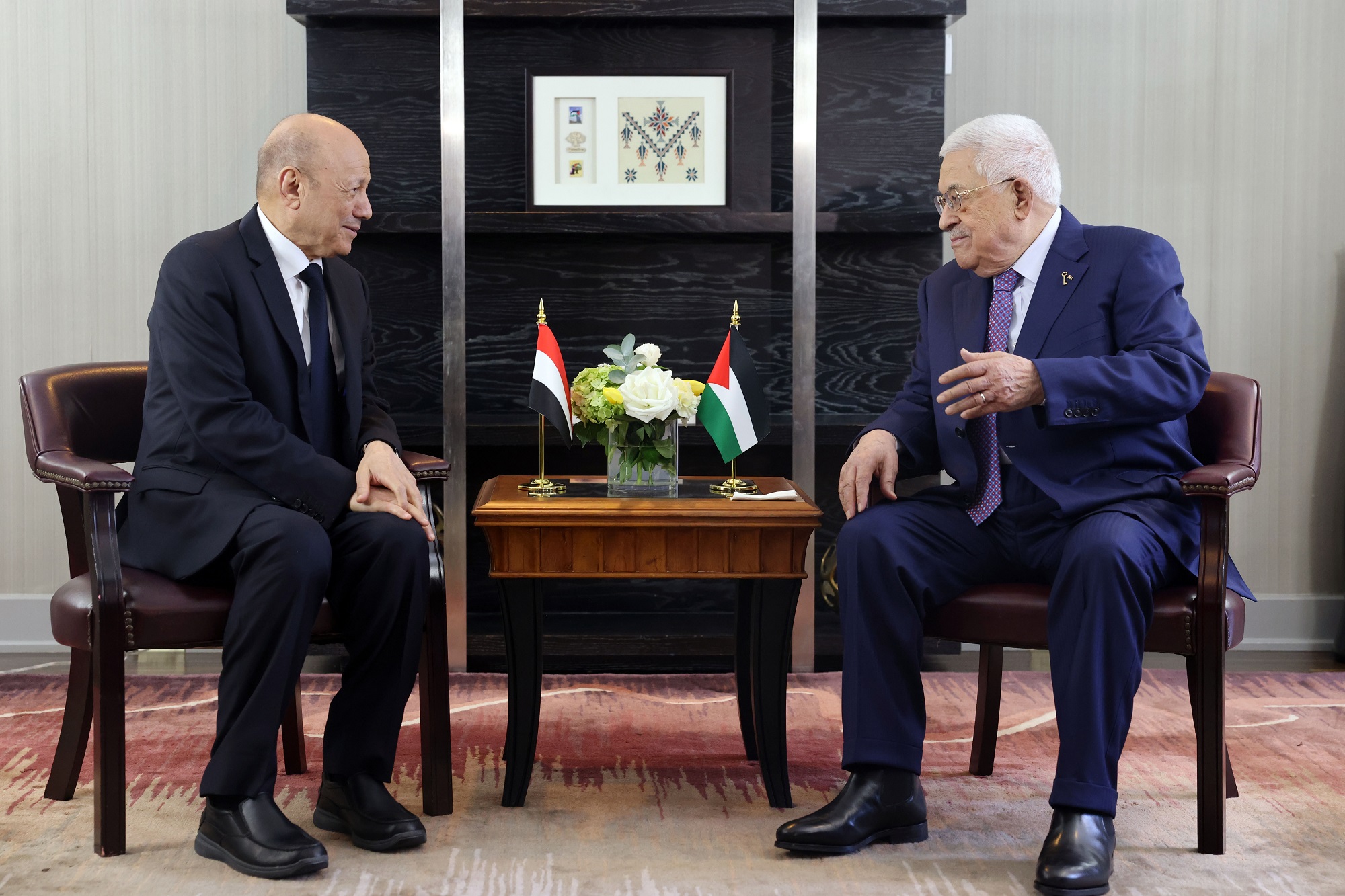الرئيس الفلسطيني محمود عباس مع رئيس مجلس القيادة الرئاسي اليمني رشاد محمد العليمي (وفا)