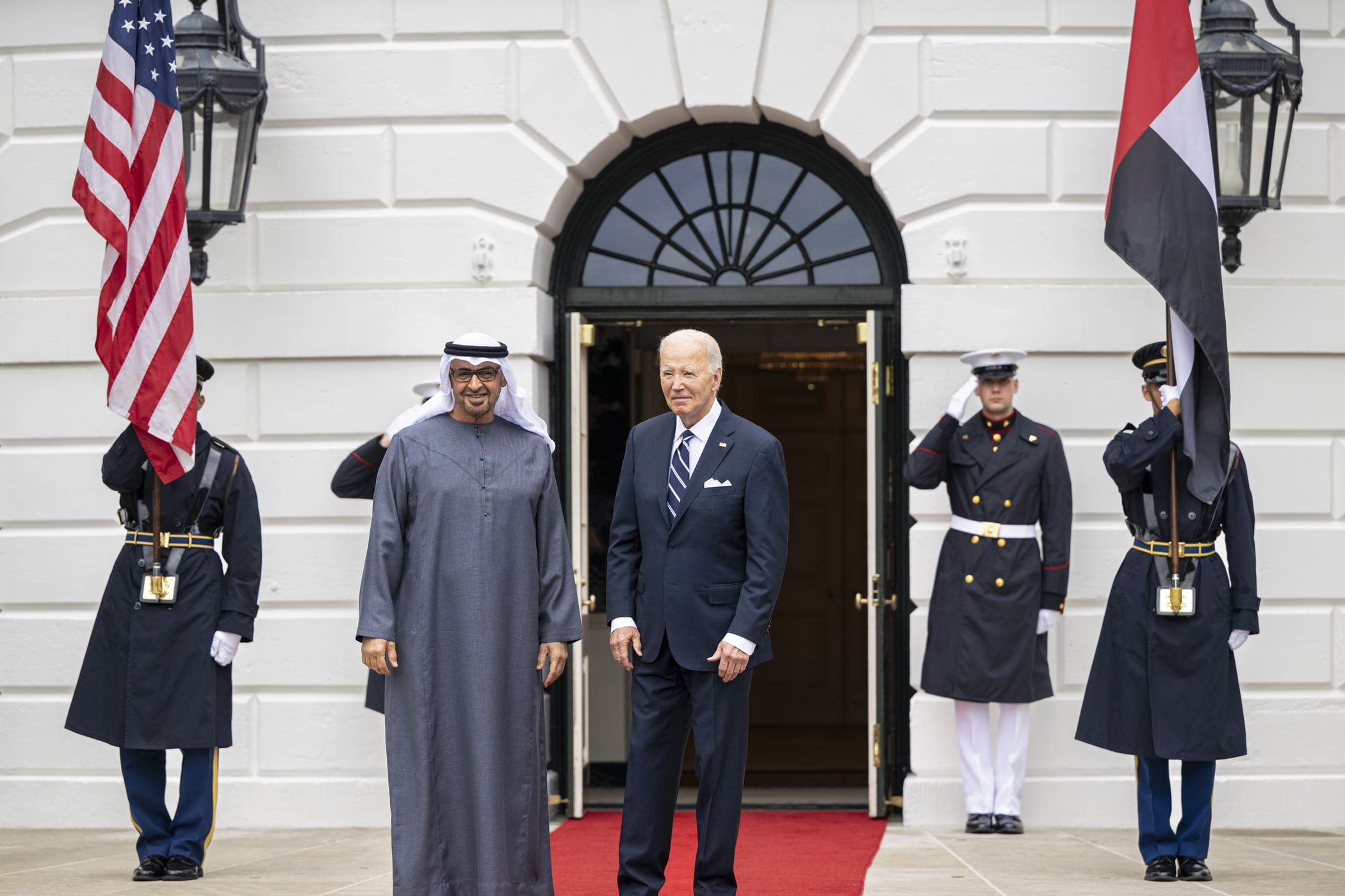 الرئيس الأميركي جو بايدن في استقبال رئيس الإمارات الشيخ محمد بن زايد آل نهيان في البيت الأبيض (وام)
