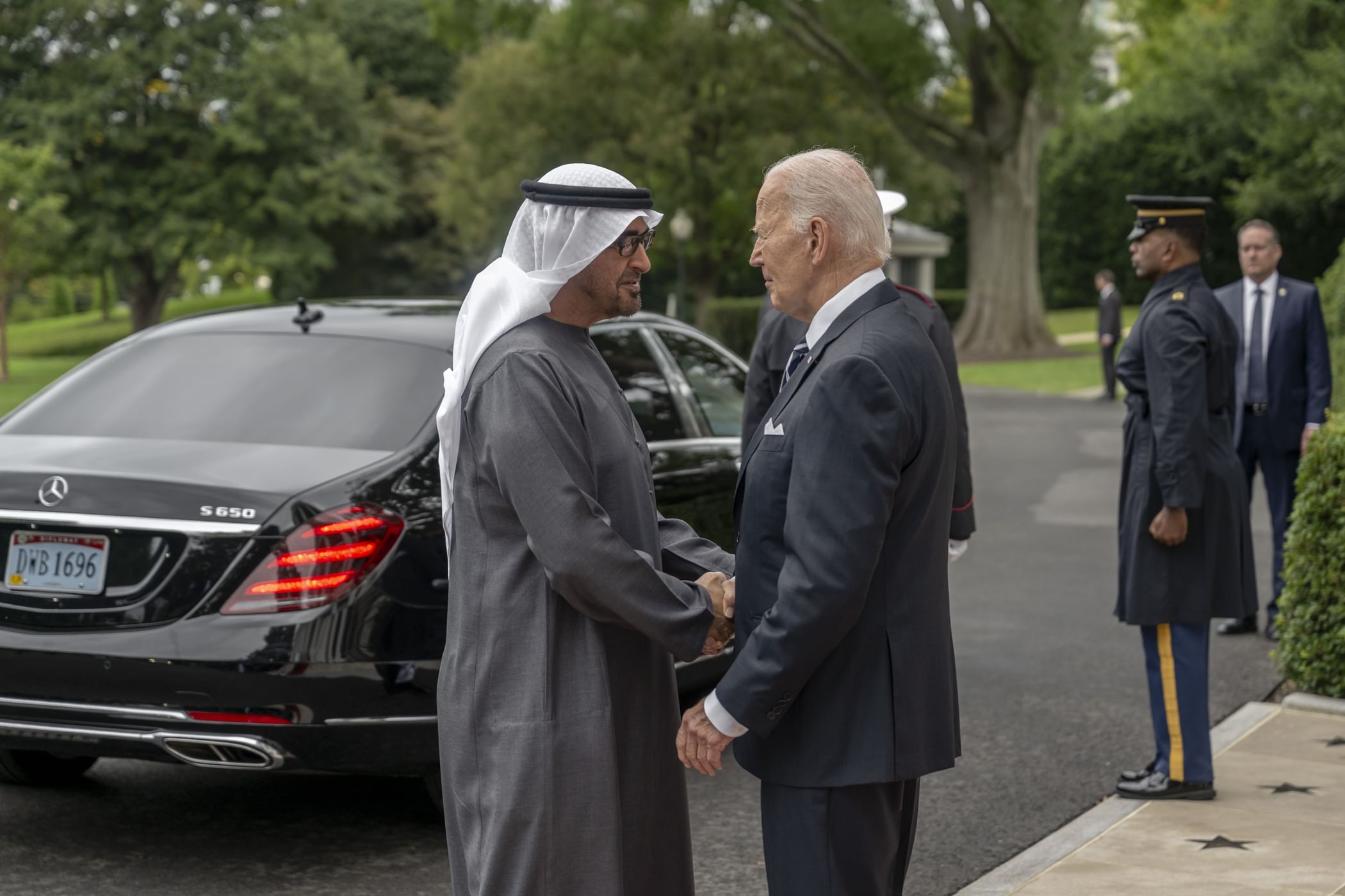الرئيس الأميركي جو بايدن في استقبال رئيس الإمارات الشيخ محمد بن زايد آل نهيان في البيت الأبيض (وام)