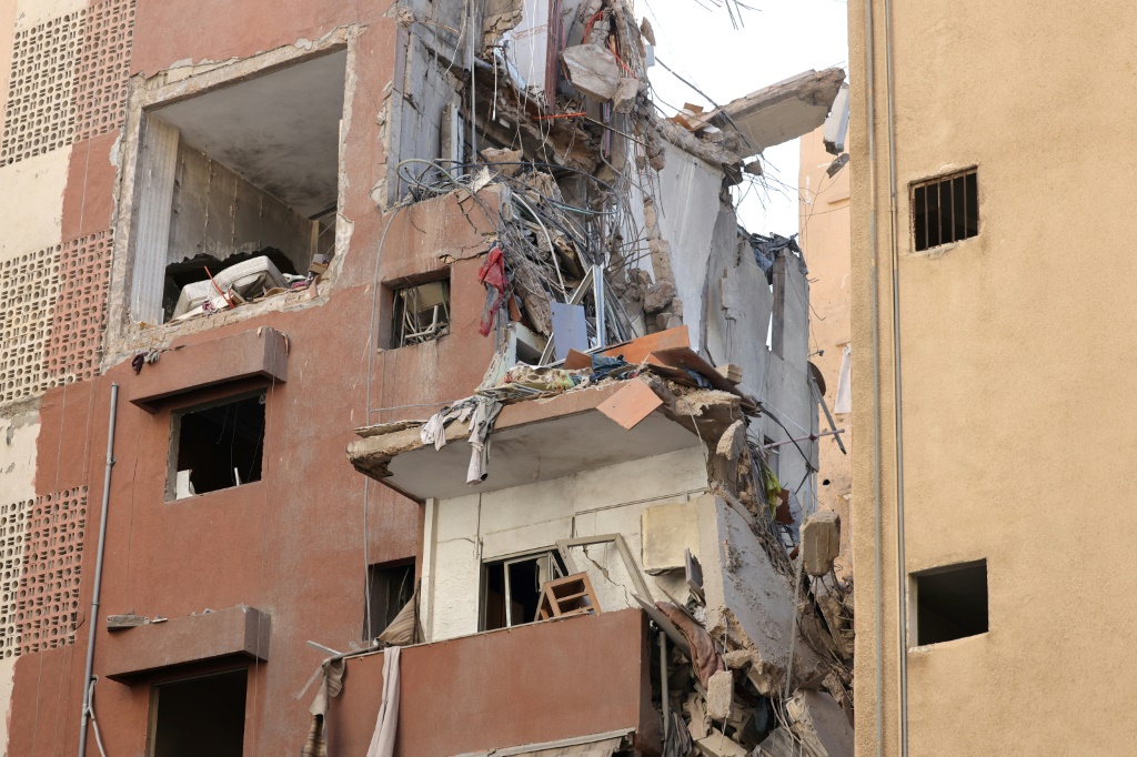 استهدفت الغارة مبنى سكنياً مأهولا من ست طبقات ما أدى إلى تدمير ثلاث منها، مشيرة إلى أن فرق الإسعاف تحاول الوصول إلى المدنيين الموجودين في المبنى (أ ف ب)