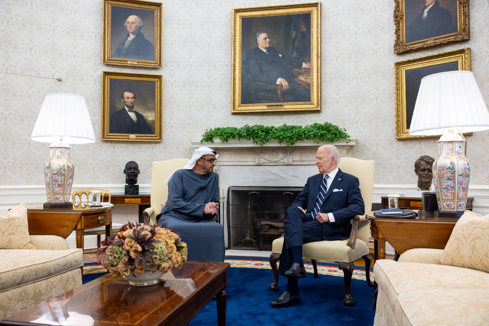 الرئيس الأميركي جو بايدن في استقبال رئيس الإمارات الشيخ محمد بن زايد آل نهيان في البيت الأبيض (وام)