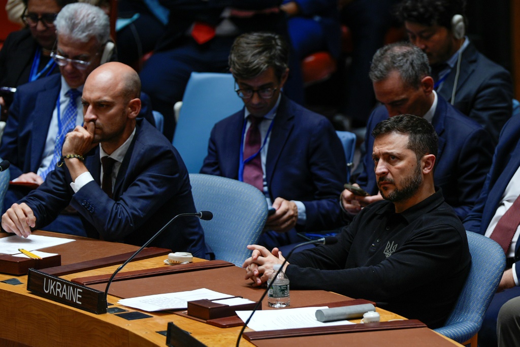 وزير الخارجية الفرنسي جان نويل بارو والرئيس الأوكراني فولوديمير زيلينسكي يحضران اجتماع مجلس الأمن الدولي بشأن الصراع بين أوكرانيا وروسيا في مقر الأمم المتحدة في مدينة نيويورك في 24 أيلول/سبتمبر 2024 (ا ف ب)