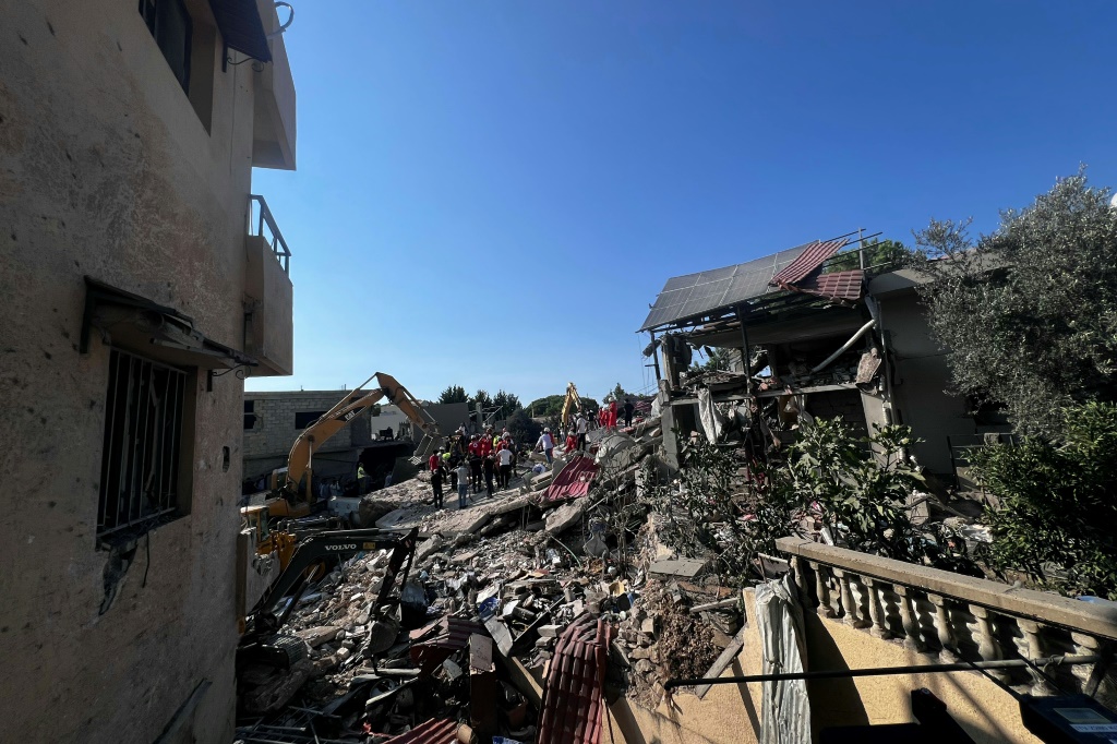    تجمع في موقع تعرض لغارة اسرائيلية في قرية المعيصرة في جبل لبنان شرق مدينة جبيل الساحلية في 25 ايلول/سبتمبر 2024 (أ ف ب)   