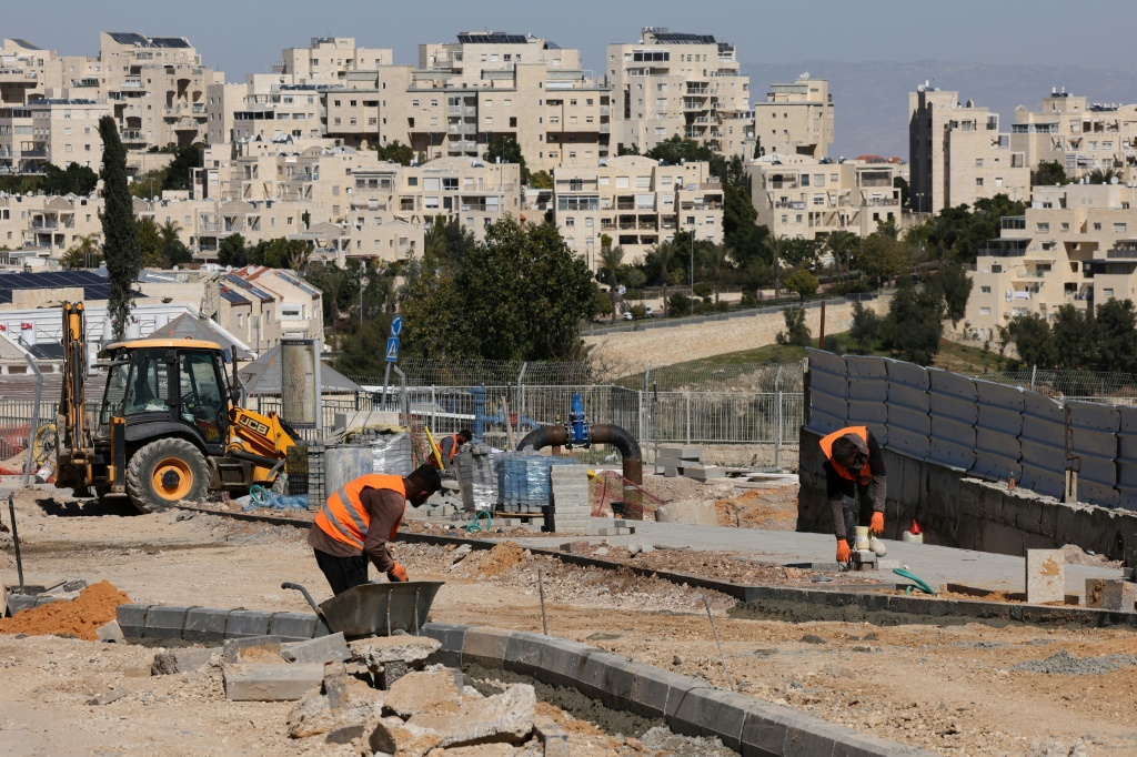 فلسطينيون يعملون في موقع بناء في مستوطنة معاليه ادوميم الاسرائيلية في الضفة الغربية المحتلة في 29 شباط/فبراير 2024. (أ ف ب)   