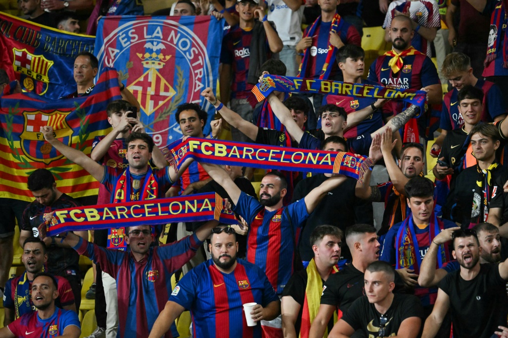 جمهور برشلونة الإسباني في المواجهة أمام موناكو الفرنسي ضمن دوري أبطال أوروبا لكرة القدم. 19 أيلول/سبتمبر 2024 (ا ف ب)