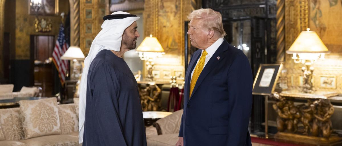 الشيخ محمد بن زايد خلال لقائه بالرئيس الأمريكي السابق دونالد ترامب (وام)