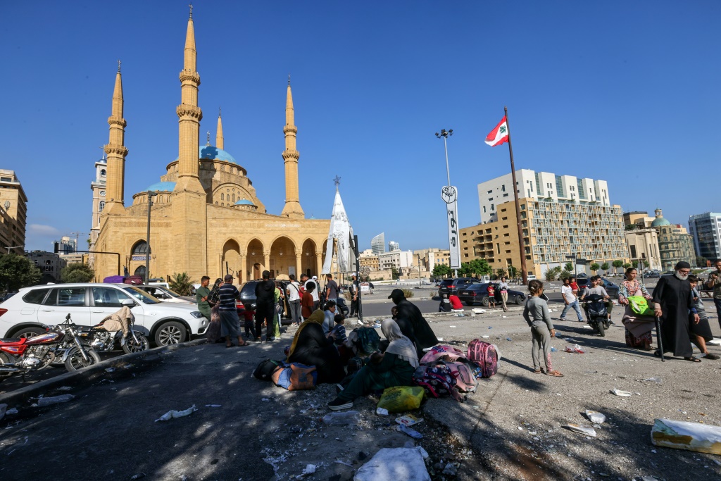 عائلات كثيرة نزحت من الضاحية الجنوبية قضت ليلتها في ساحة الشهداء ببيروت (أ ف ب)   
