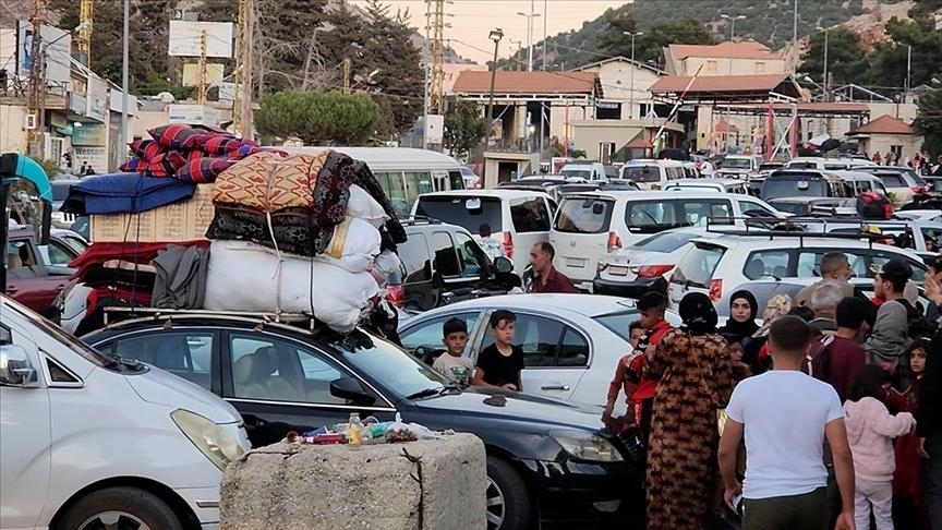 نازحون لبنانيون يتجهون لمناطق أفرغها النظام السوري من أهلها (الاناضول)