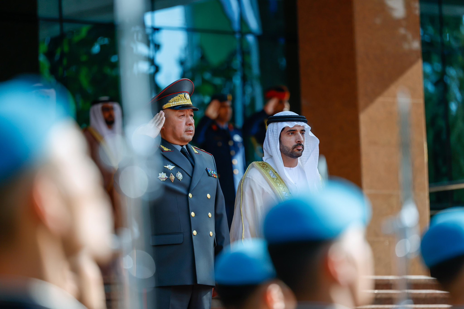 الشيخ حمدان بن محمد بن راشد آل مكتوم، ولي عهد دبي، نائب رئيس مجلس الوزراء، وزير الدفاع الاماراتي مع وزير الدفاع الاوزبكب (وام)