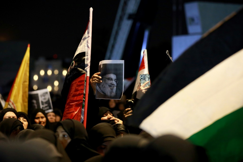 جانب من تظاهرة قرب الجسر المعلق المؤدي إلى المنطقة الخضراء ببغداد في 28 أيلول/سبتمبر 2024 تنديدا باغتيال الأمين العام لحزب الله حسن نصرالله في غارة إسرايلية على ضاحية بيروت الجنوبية في اليوم السابق (ا ف ب)