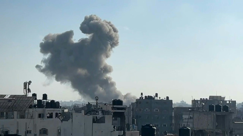يواجه الفلسطينيون منذ بداية الحرب الإسرائيلية على غزة معاناة النزوح المتكرر، إذ يأمر الجيش الإسرائيلي أهالي مناطق وأحياء سكنية بإخلائها استعدادا لقصفها وتدميرها والتوغل داخلها (أ ف ب)