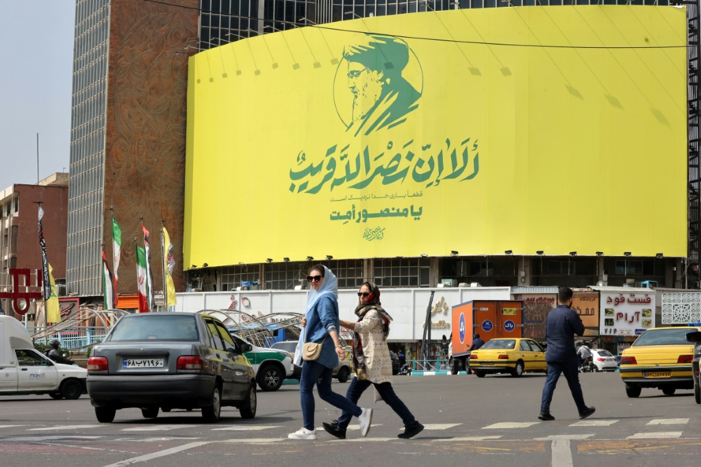 لافتة كبيرة تظهر زعيم حزب الله حسن نصر الله على واجهة مبنى في وسط طهران بعد يومين من مقتله (أ ف ب)   