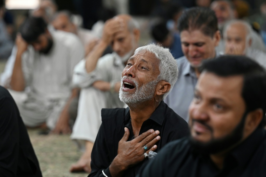 احتج آلاف الأشخاص وانضموا إلى صلاة الجنازة في جميع أنحاء باكستان على زعيم حزب الله حسن نصر الله، الذي قُتل في غارة جوية إسرائيلية في لبنان. (أ ف ب)   